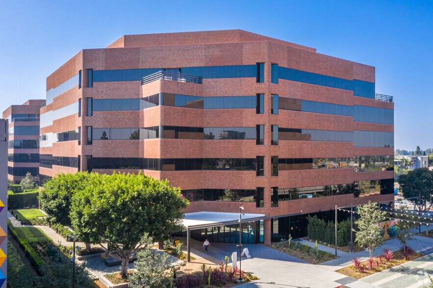 3090 Bristol St, Costa Mesa, CA à louer - Photo du bâtiment - Image 2 de 16