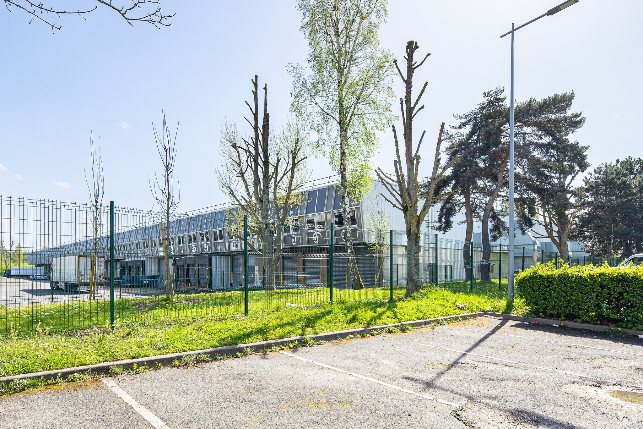 Industriel dans Villejust à louer Photo principale- Image 1 de 3