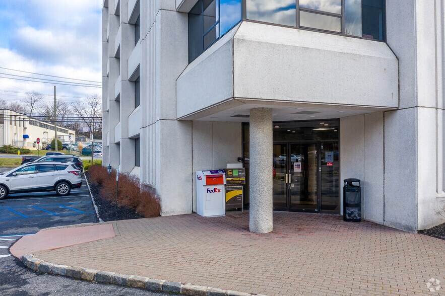 45 Knollwood Rd, Elmsford, NY à louer - Photo du bâtiment - Image 3 de 5