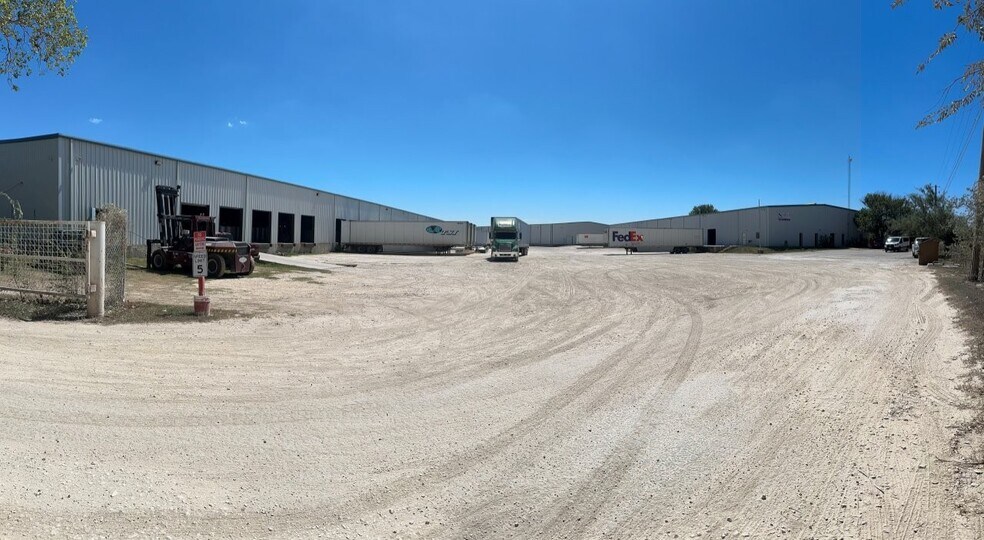 201 Farley Ln, Del Rio, TX à louer - Photo du bâtiment - Image 2 de 6