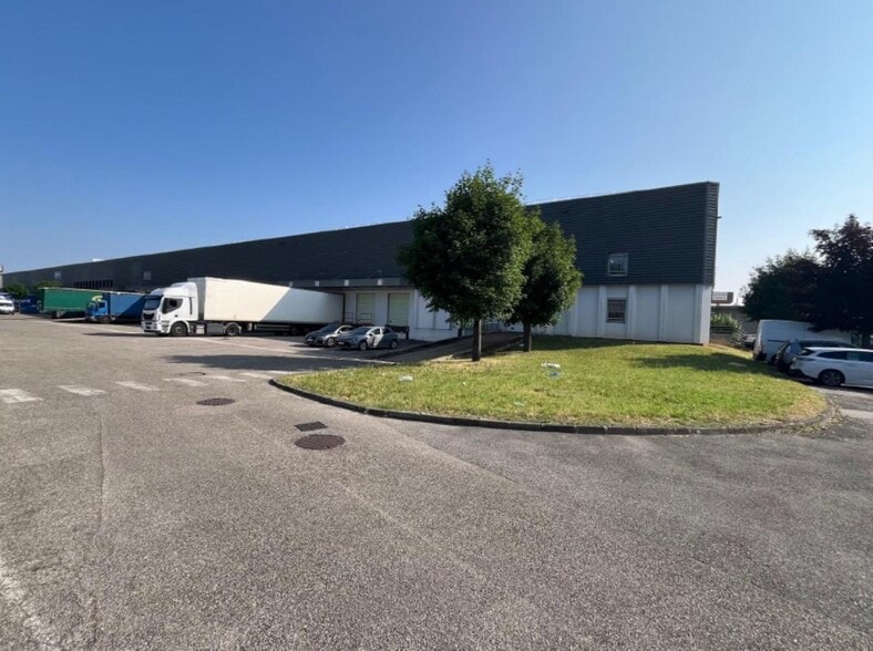Flex in Vénissieux for lease - Building Photo - Image 1 of 12