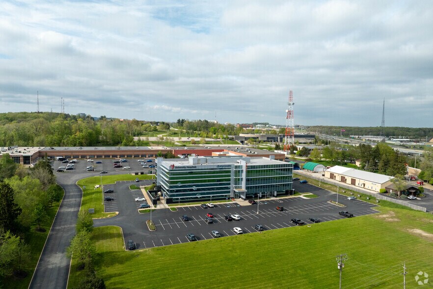 25001 Emery Rd, Warrensville Heights, OH à louer - Photo du bâtiment - Image 2 de 6