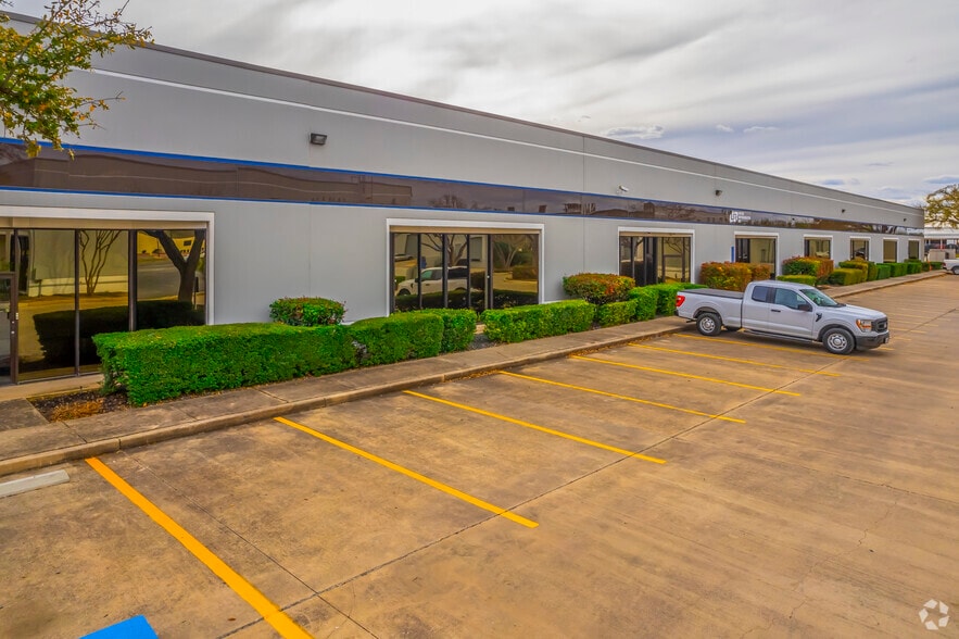 1753 Grandstand Dr, San Antonio, TX à louer - Photo du bâtiment - Image 3 de 9