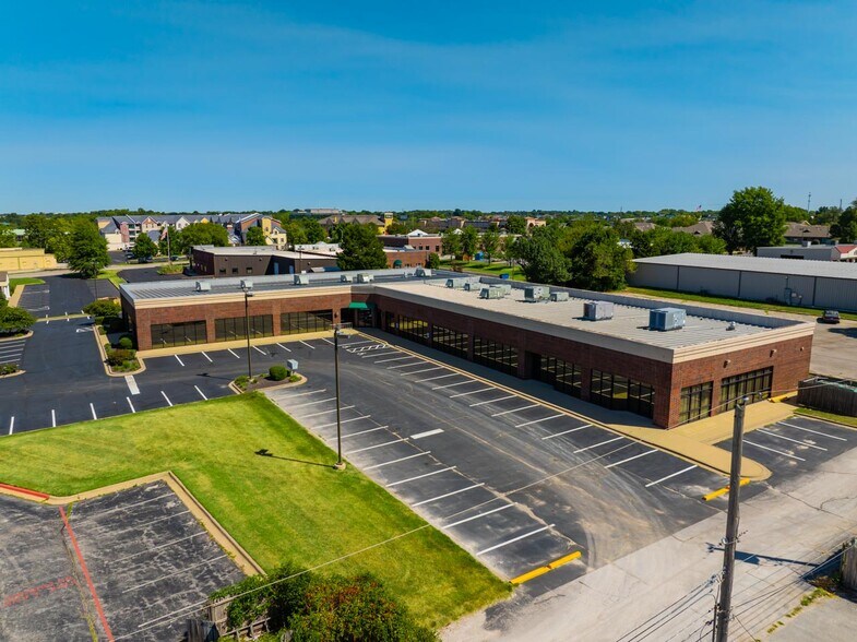 4124 S McCann Ct, Springfield, MO à vendre - Photo du bâtiment - Image 2 de 44