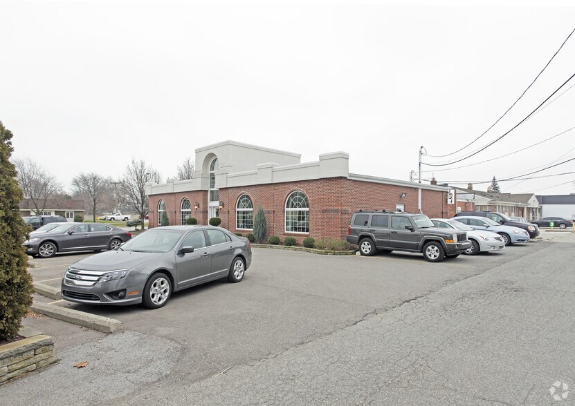 22313 Greater Mack Ave, Saint Clair Shores, MI à louer - Photo principale - Image 2 de 3