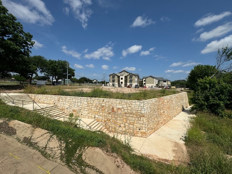 202 E Ufer St, Fredericksburg, TX à louer - Photo du bâtiment - Image 1 de 2