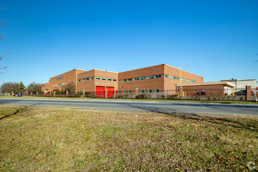 700 Hicksville Rd, Bethpage, NY à louer - Photo du bâtiment - Image 1 de 12