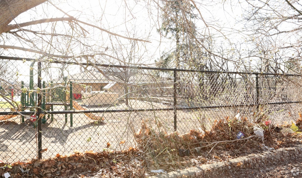 38880 W 6 Mile Rd, Livonia, MI for lease - Building Photo - Image 3 of 4