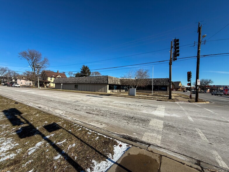 323 W Galena Blvd, Aurora, IL à vendre - Photo du bâtiment - Image 3 de 50