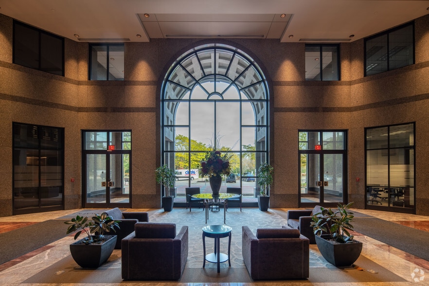 2150 E Lake Cook Rd, Buffalo Grove, IL à louer - Hall d’entrée - Image 3 de 27