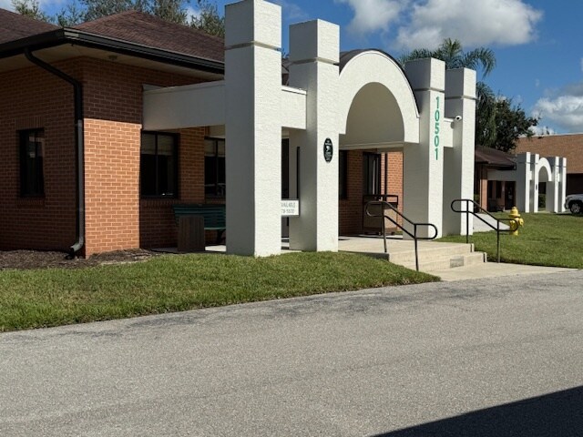 10501 Six Mile Cypress Pky, Fort Myers, FL for sale - Building Photo - Image 2 of 9