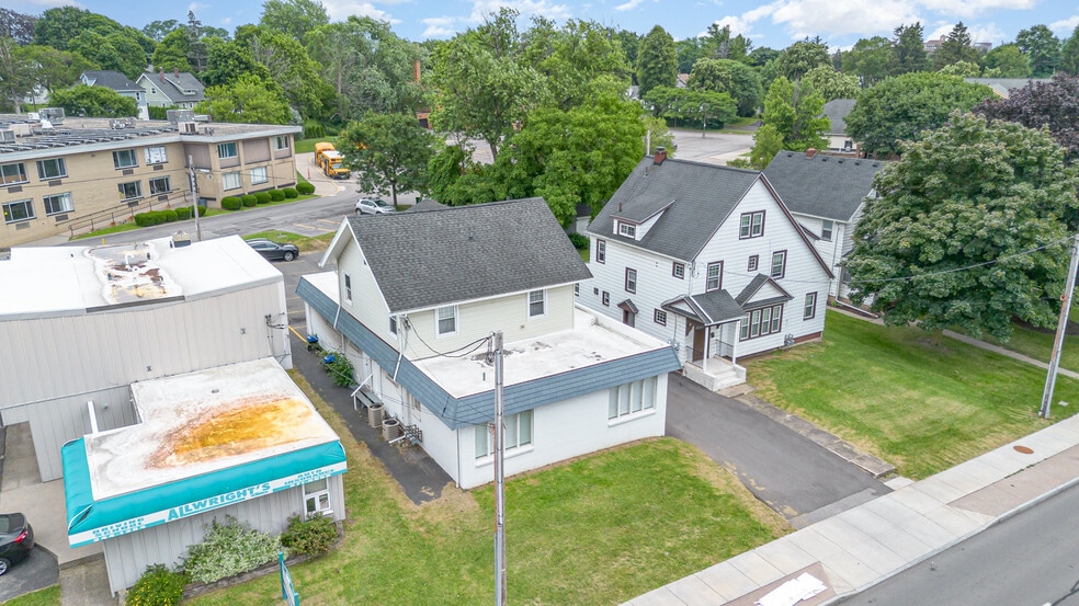 1564 Mount Hope Ave, Rochester, NY à vendre - Photo du bâtiment - Image 3 de 54