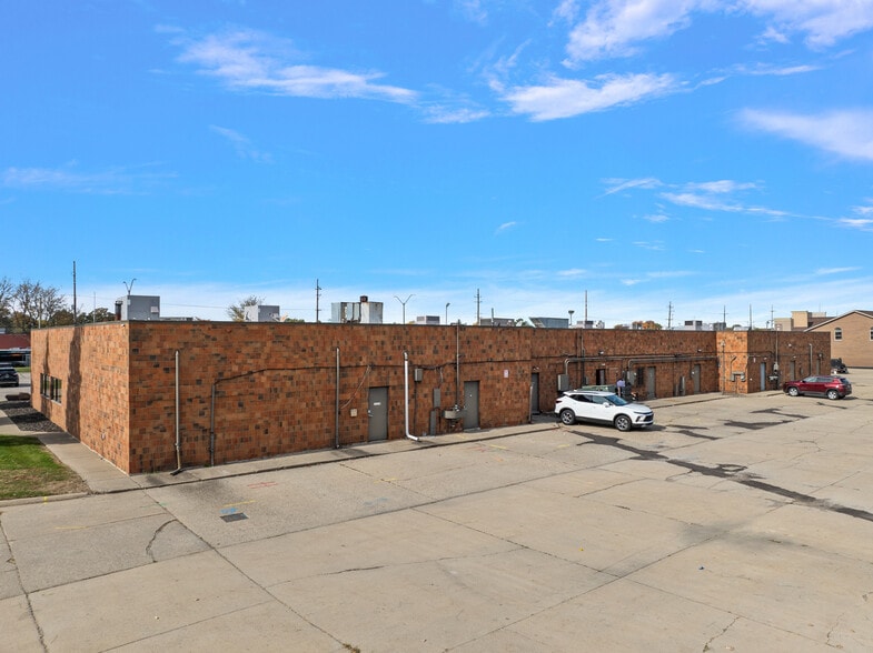 41560-41660 Garfield Rd, Clinton Township, MI for sale - Building Photo - Image 2 of 16