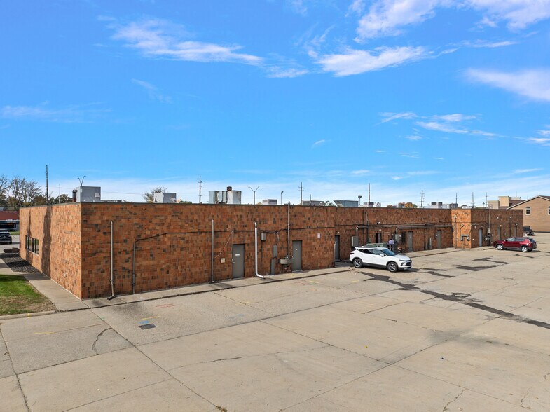 41560-41660 Garfield Rd, Clinton Township, MI à vendre - Photo du bâtiment - Image 2 de 16