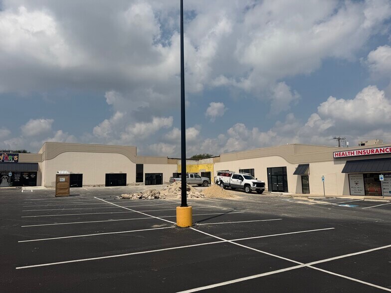6400-6422 Bandera Rd, Leon Valley, TX à louer - Photo du bâtiment - Image 3 de 5