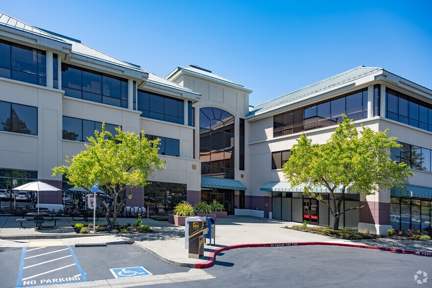 1300 Oliver Rd, Fairfield, CA à louer - Photo du bâtiment - Image 3 de 8