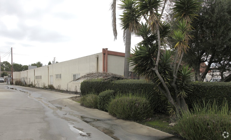 1297 Logan Ave, Costa Mesa, CA à louer - Photo du bâtiment - Image 2 de 2