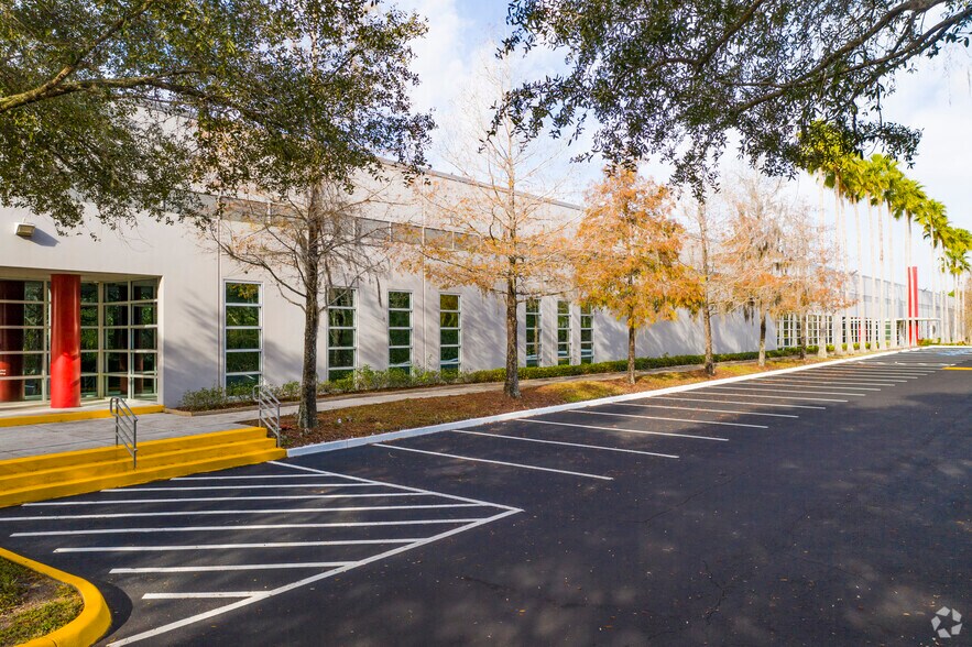 13750 Reptron Blvd, Tampa, FL à louer - Photo du bâtiment - Image 3 de 12