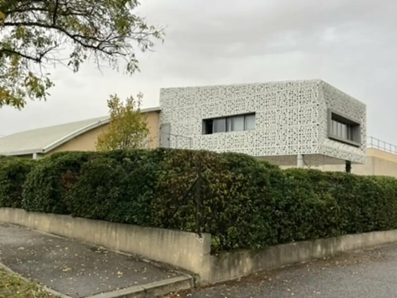 Office in LES MILLES for lease - Building Photo - Image 2 of 4