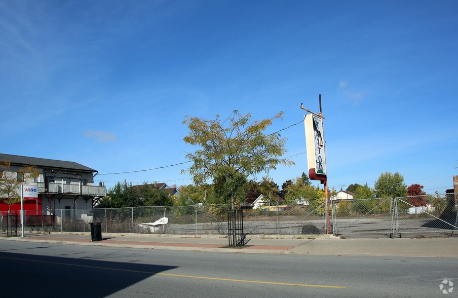 5687 Ferry St, Niagara Falls, ON à vendre - Photo du bâtiment - Image 2 de 2