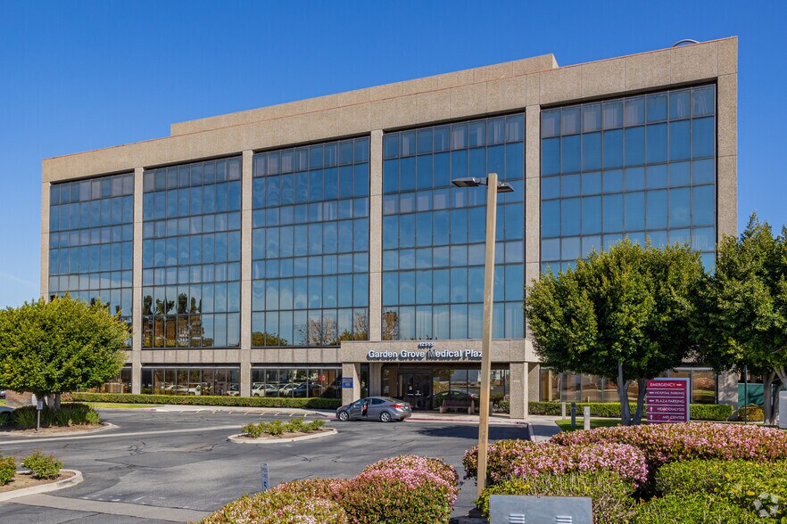 12555 Garden Grove Blvd, Garden Grove, CA à louer - Photo du bâtiment - Image 2 de 7