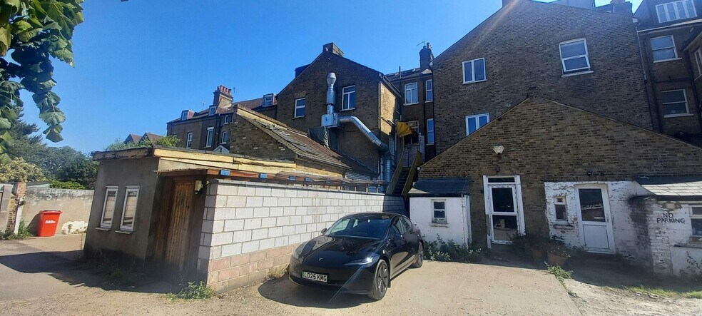 130 Sheen Rd, Richmond à vendre - Photo du bâtiment - Image 3 de 3