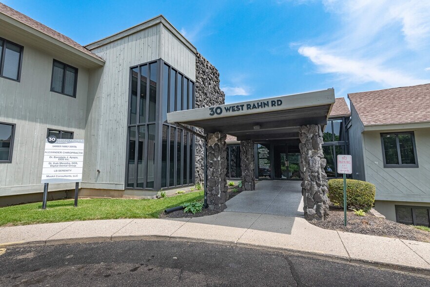 30 W Rahn Rd, Dayton, OH à louer - Photo du bâtiment - Image 2 de 12