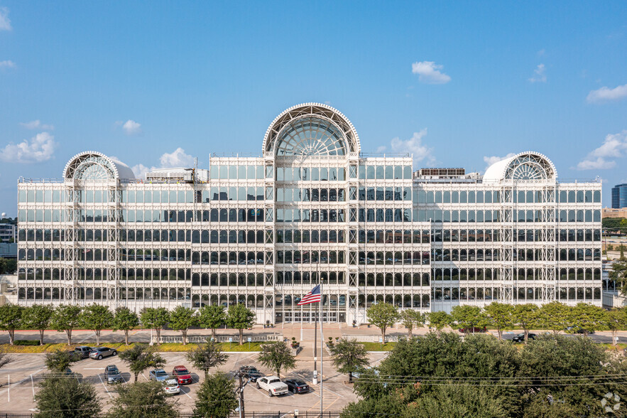 1950 N Stemmons Fwy, Dallas, TX à louer - Photo du b timent - Image 1 de 7