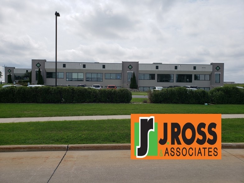 3701-3703 E Evergreen Dr, Appleton, WI for lease - Building Photo - Image 1 of 3