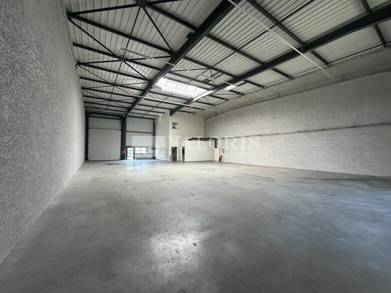 Flex dans Décines-Charpieu à louer - Photo du bâtiment - Image 2 de 6