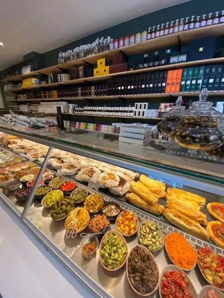 Retail in Paris for lease - Building Photo - Image 2 of 4