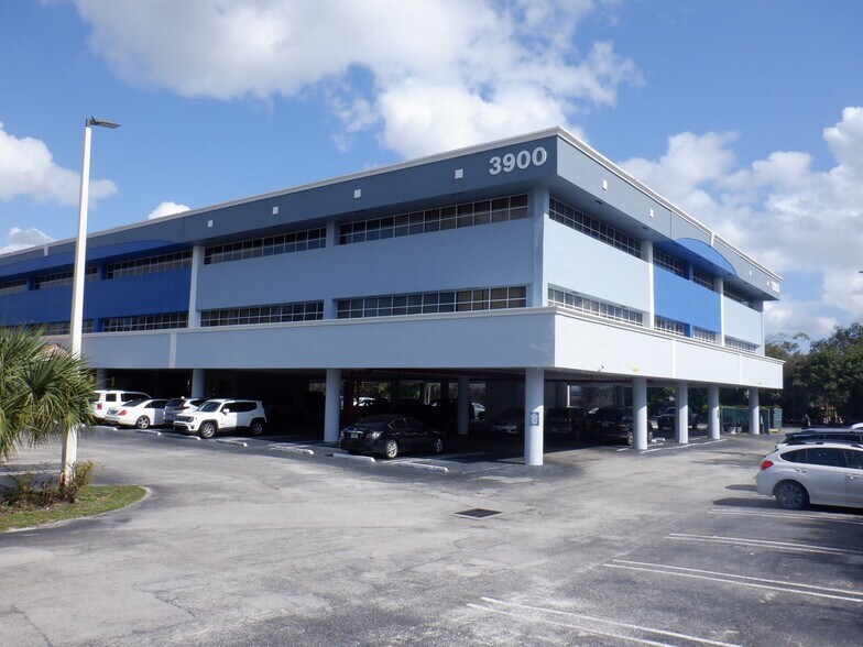 3900 Woodlake Blvd, Greenacres, FL à louer - Photo du bâtiment - Image 3 de 12