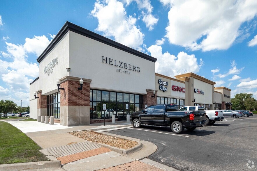 2441 N Maize Rd, Wichita, KS for lease - Primary Photo - Image 1 of 4