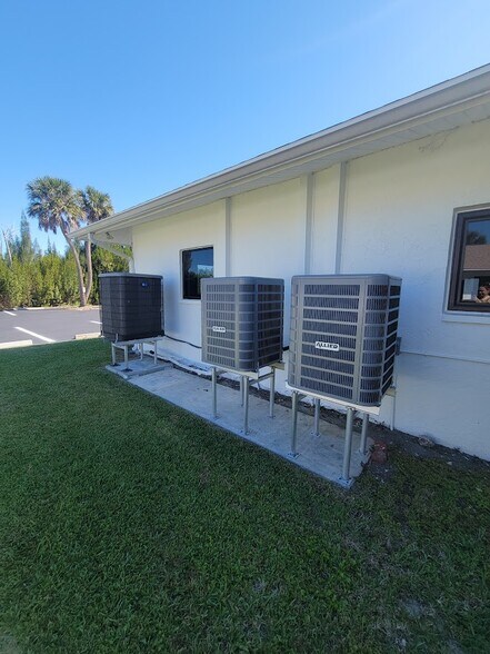 16956 McGregor Blvd, Fort Myers, FL à vendre - Photo du bâtiment - Image 2 de 5
