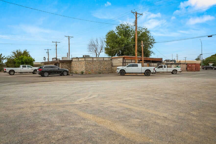 5200 Doniphan Dr, El Paso, TX à vendre - Photo du bâtiment - Image 2 de 110