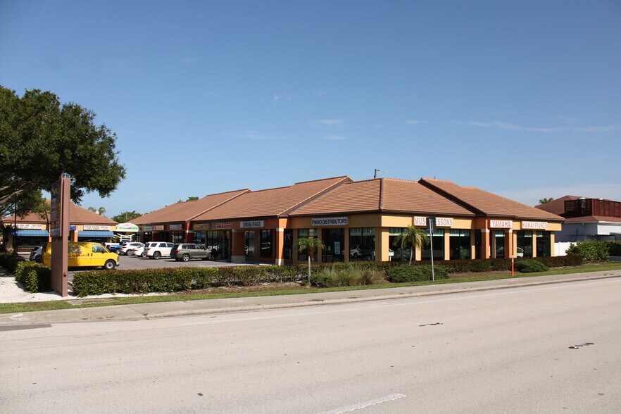 10353 Tamiami Trl N, Naples, FL à louer - Photo du bâtiment - Image 2 de 4