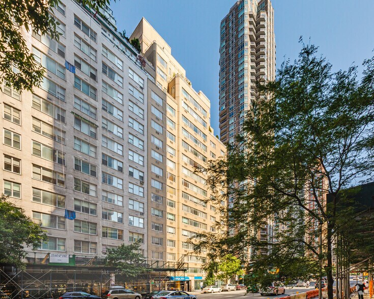 1062 3rd Ave, New York, NY à louer - Photo du bâtiment - Image 2 de 4