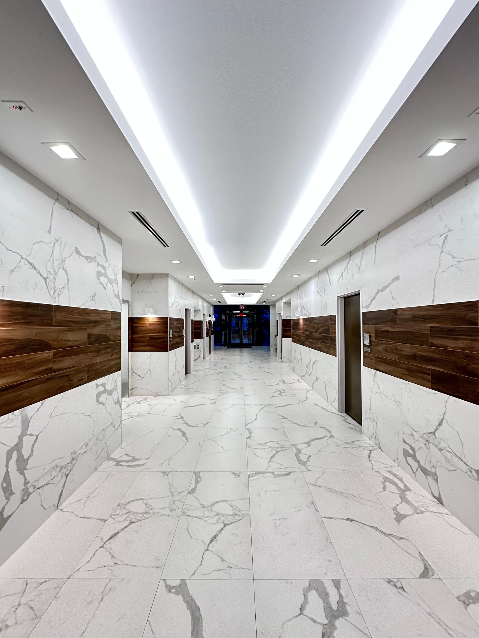 14261 Commerce Way, Miami Lakes, FL à louer Photo intérieure- Image 1 de 11