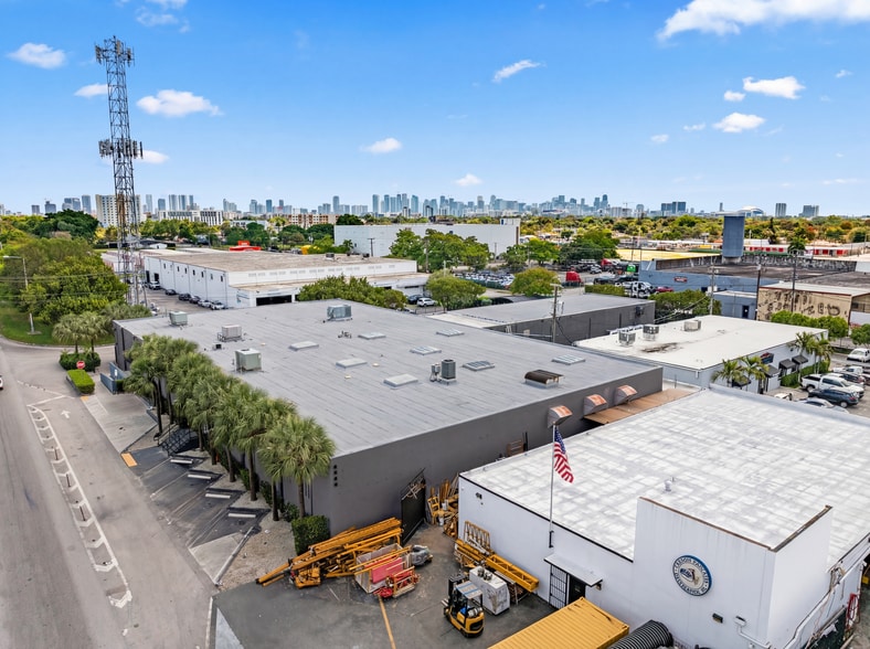 2500 NW 39th St, Miami, FL à vendre - Photo du bâtiment - Image 3 de 82