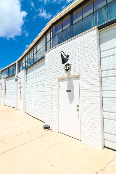 6115 Denton Dr, Dallas, TX for lease - Building Photo - Image 2 of 3