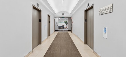 100 Yonge St, Toronto, ON for lease Lobby- Image 2 of 2
