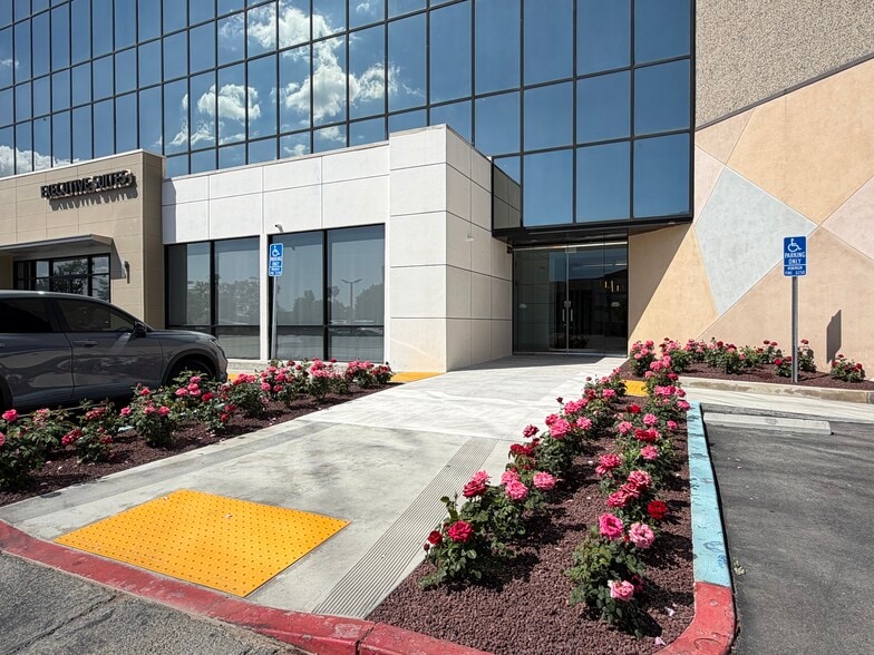337 N Vineyard Ave, Ontario, CA for lease - Building Photo - Image 2 of 19