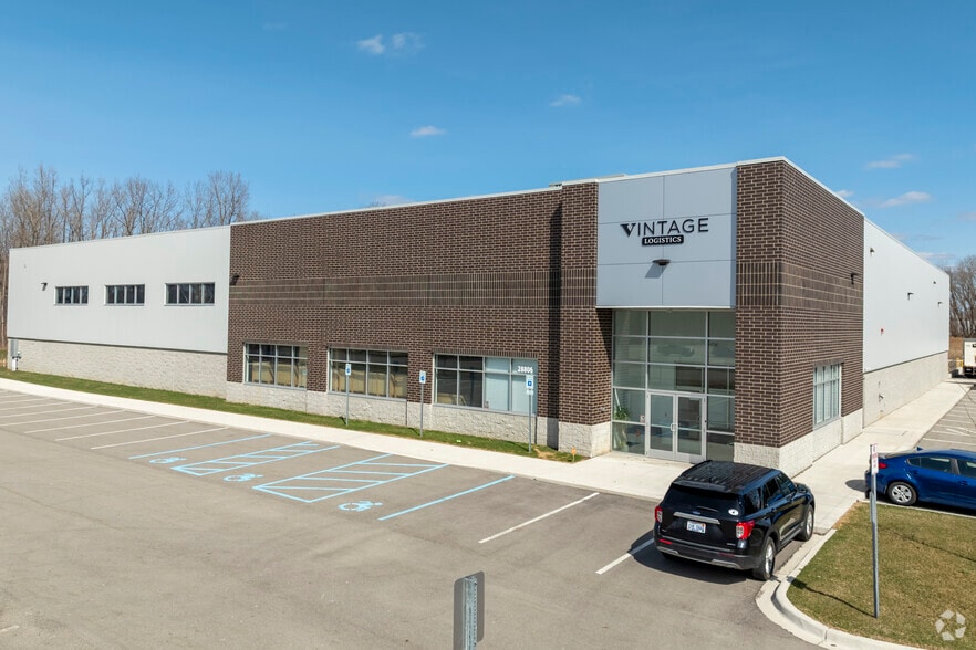 28806 Freedom Dr, Wixom, MI for lease - Primary Photo - Image 1 of 5