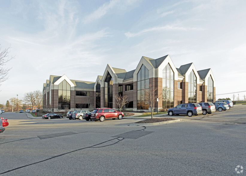 41800 W 11 Mile Rd, Novi, MI for sale - Primary Photo - Image 1 of 7