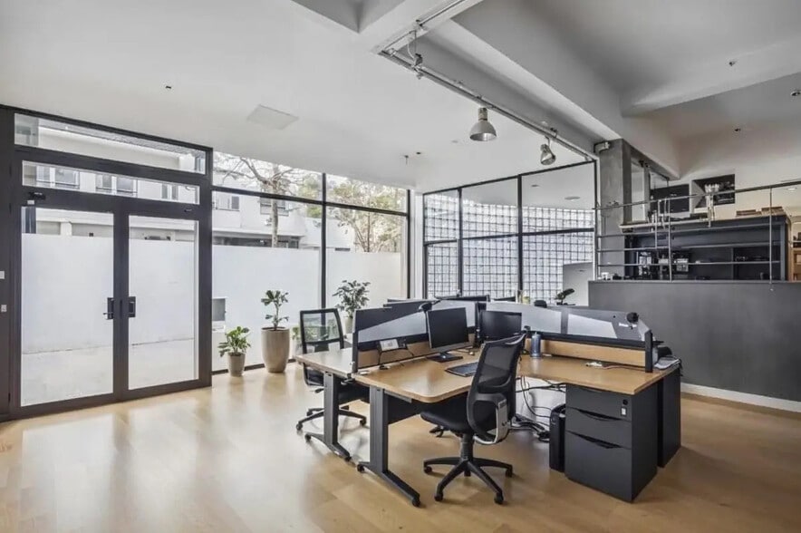 Office in Suresnes for sale - Building Photo - Image 2 of 12