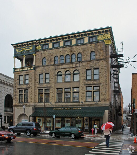 221 Glen St, Glens Falls, NY à louer - Photo du bâtiment - Image 3 de 47