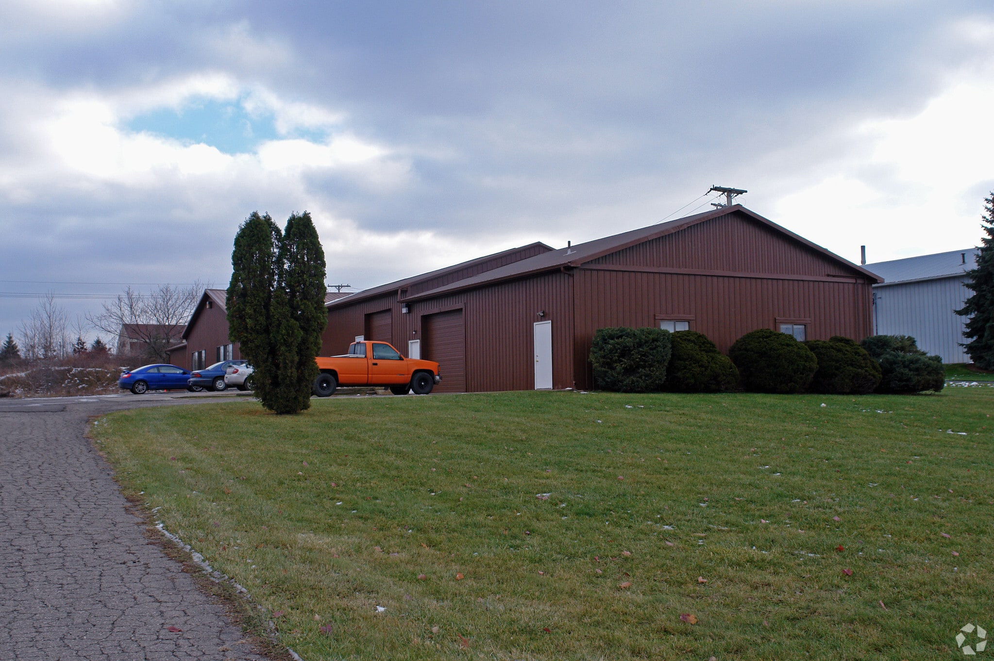 1321-1325 Grand Oaks Dr, Howell, MI for lease Building Photo- Image 1 of 10