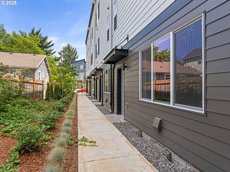 11 NE 55th Ave, Portland, OR à vendre - Photo du bâtiment - Image 2 de 24