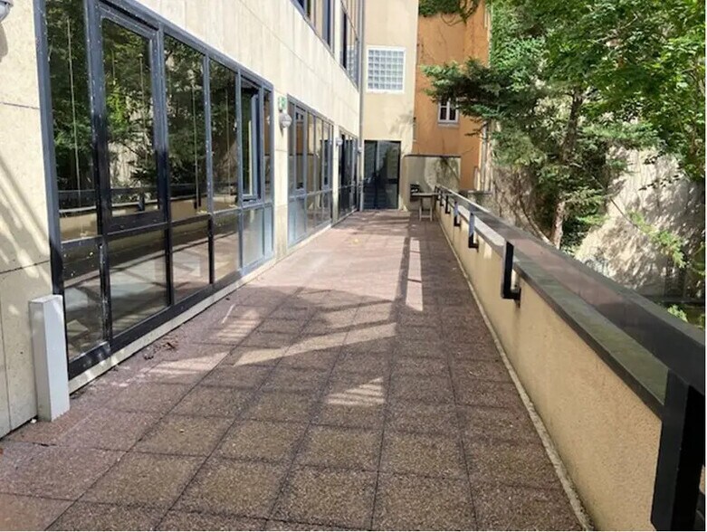 Bureau dans Issy-Les-Moulineaux à louer - Photo du bâtiment - Image 2 de 6
