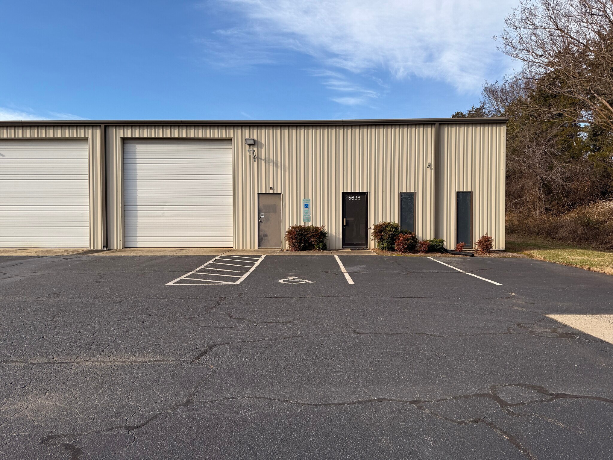 5630-5638 Harrisburg Industrial Par Dr, Harrisburg, NC for lease Interior Photo- Image 1 of 4